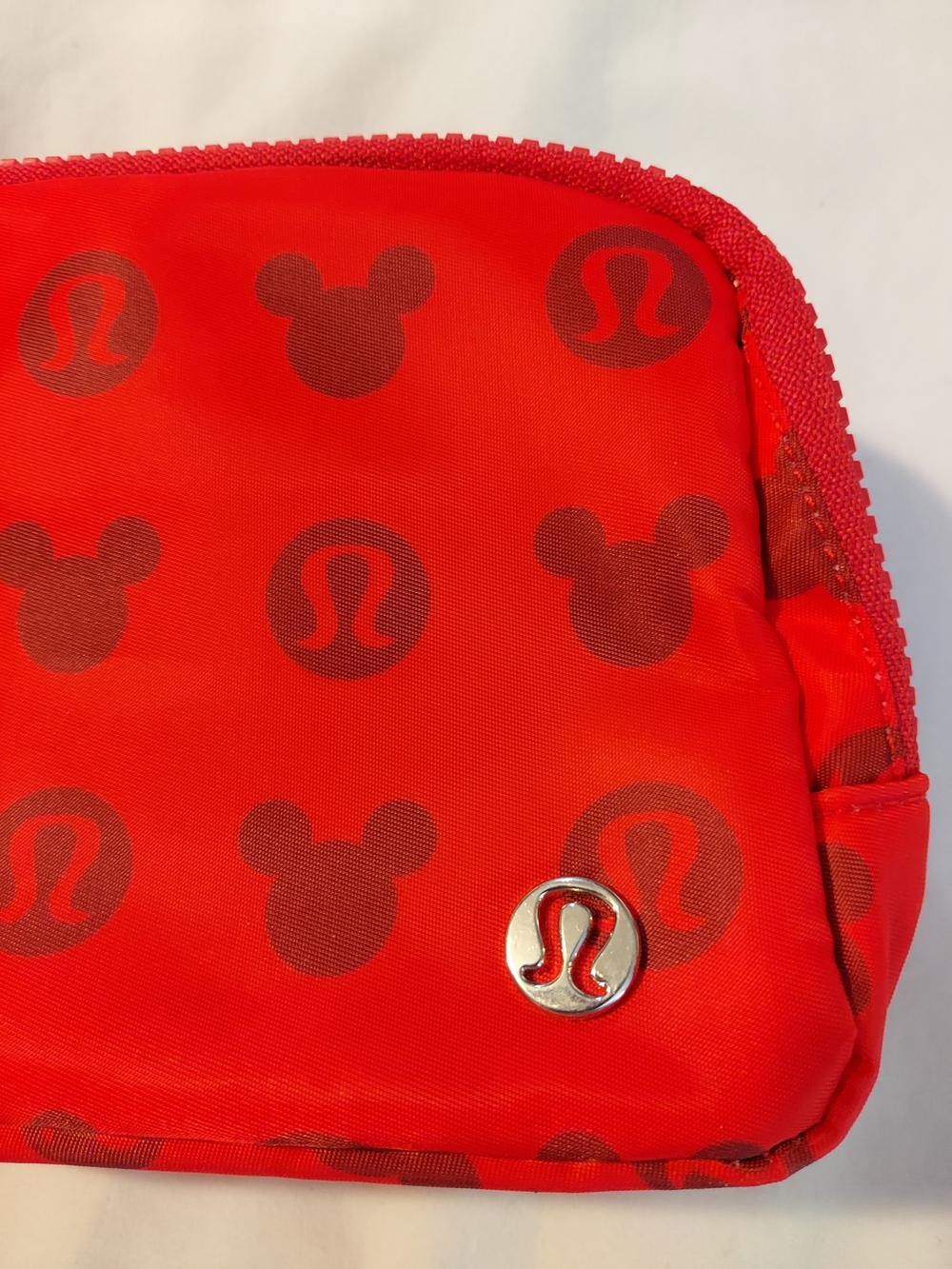 Disney x Lululemon Everywhere Belt Bag 1L - Mickey & Logo Print - Picture 6 of 11